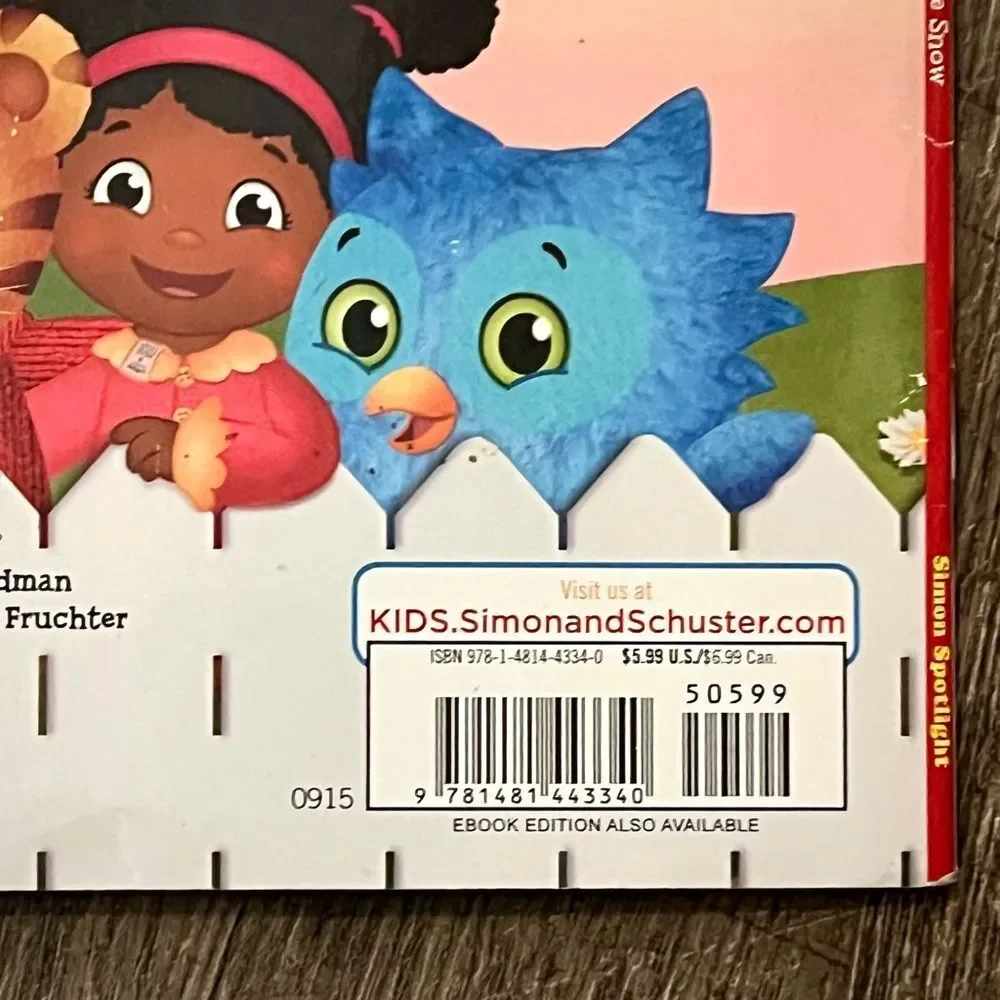 Daniel Tiger’s Neighborhood Daniel Plays in the Snow Kids Book + 35 Stickers